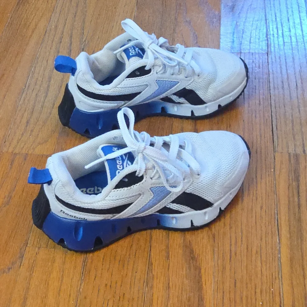 Boys Reebok Size 11K Sneakers Blue, Black & White...Excellent Condition! - Picture 4 of 10